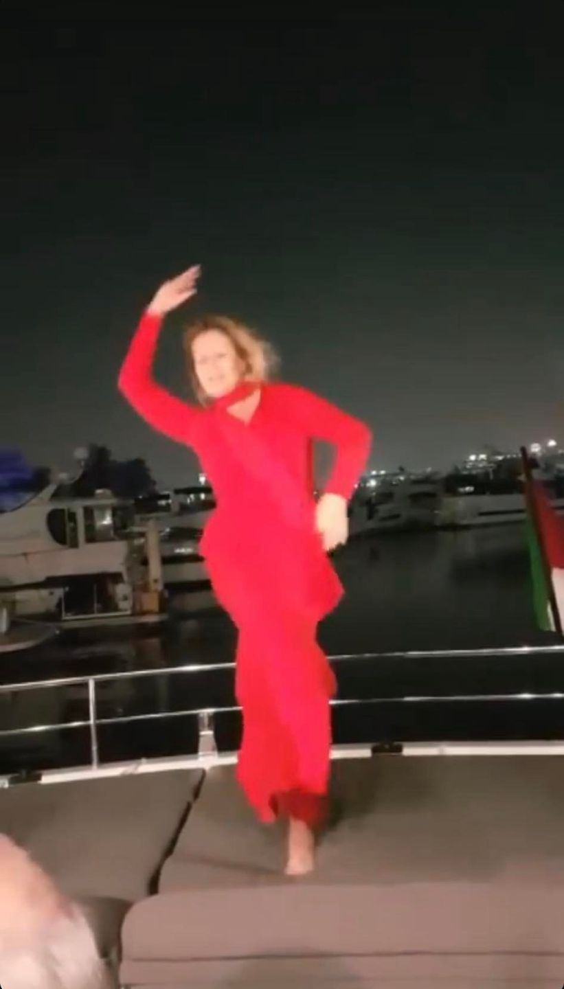 Grażyna Szapołowska tańcuje boso na jachcie w Dubaju