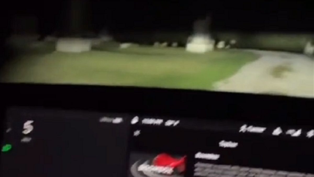 Wjechał Teslą na cmentarz i radary zwariowały.