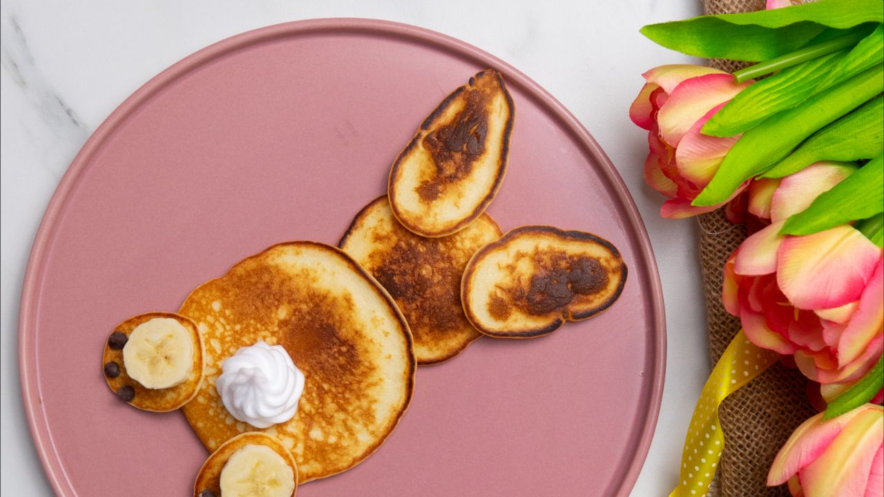 Łączę kilka składników i smażę na patelni. Po chwili wielkanocne zajączki lądują na talerzach