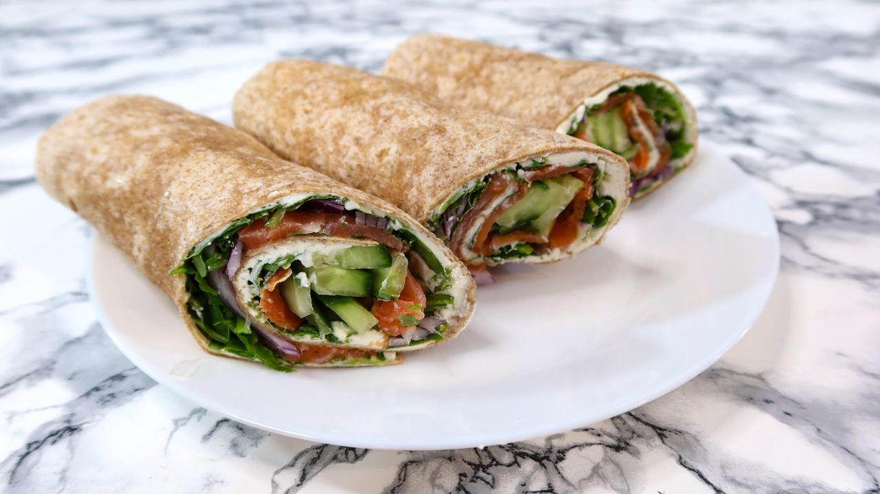 Ekspresowa tortilla z łososiem i warzywami na każdą porę dnia