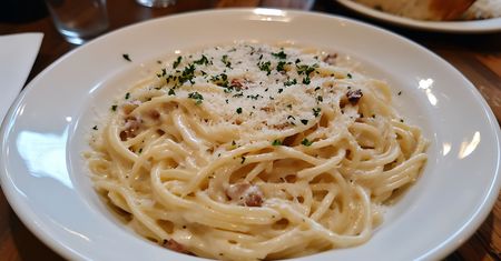 Jak zrobić spaghetti carbonarę bez boczku? Koleżanki będą złe, że same na to nie wpadły