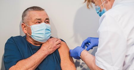 Problemy w punktach szczepień. "Szczepionki nie zawsze dojeżdżają na czas"