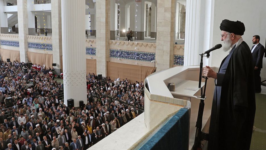 Iranian Supreme Leader Ayatollah Ali Khamenei leads Eid al-Fitr ceremony
epa11269367 A handout photo made available by the Iranian supreme leader office shows Iranian Supreme Leader Ayatollah Ali Khamenei speaking during the Eid al-Fitr ceremony in Tehran, Iran, 10 April 2024. According to the Iranian supreme leader's official website, Khamenei said that Israel 'should be punished and it will be punished' following the recent airstrike on the Iranian consulate in Syria which Iran blames on Israel.  EPA/IRANIAN SUPREME LEADER OFFICE / HANDOUT  HANDOUT EDITORIAL USE ONLY/NO SALES HANDOUT EDITORIAL USE ONLY/NO SALES 
Dostawca: PAP/EPA.
IRANIAN SUPREME LEADER OFFICE / HANDOUT