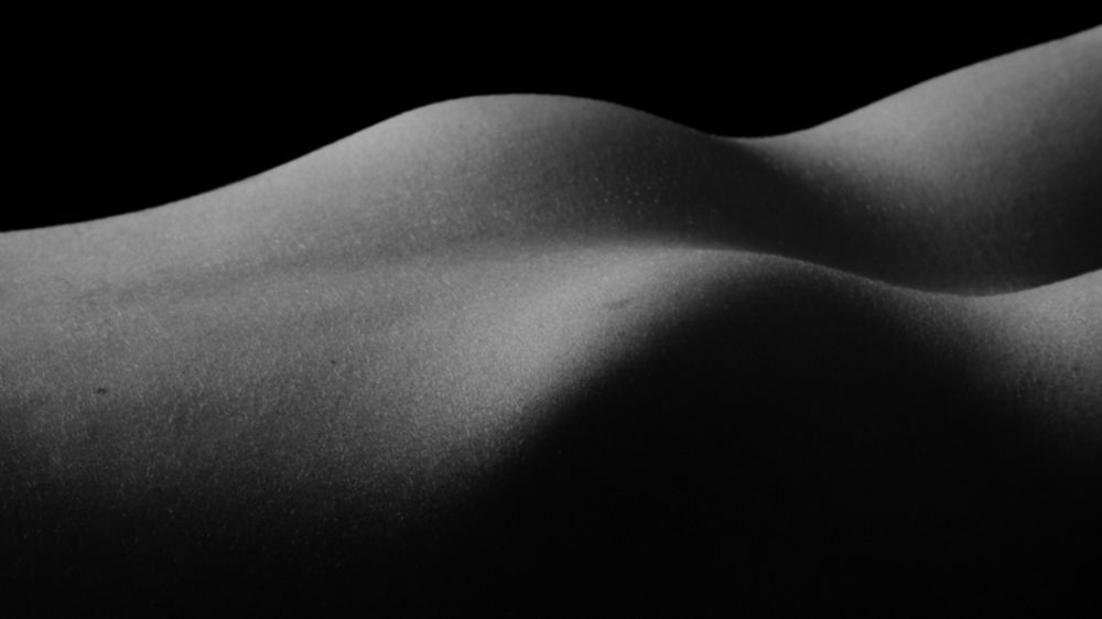 Niewidomy fotograf tworzy piękne krajobrazy z kobiecych ciał 1