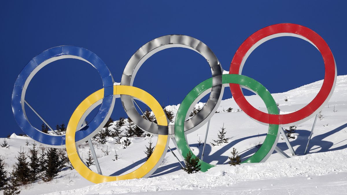 epa09715943 View of the Olympic rings next to the mogul course during the preparations of the Beijing 2022 Winter Olympics, in Zhangjakou, China, 29 January, 2022.  EPA/Guillaume Horcajuelo Dostawca: PAP/EPA.