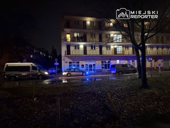 Warszawa: Atak nożownika na Mokotowie. Poszkodowany w szpitalu, sprawca zbiegł z miejsca