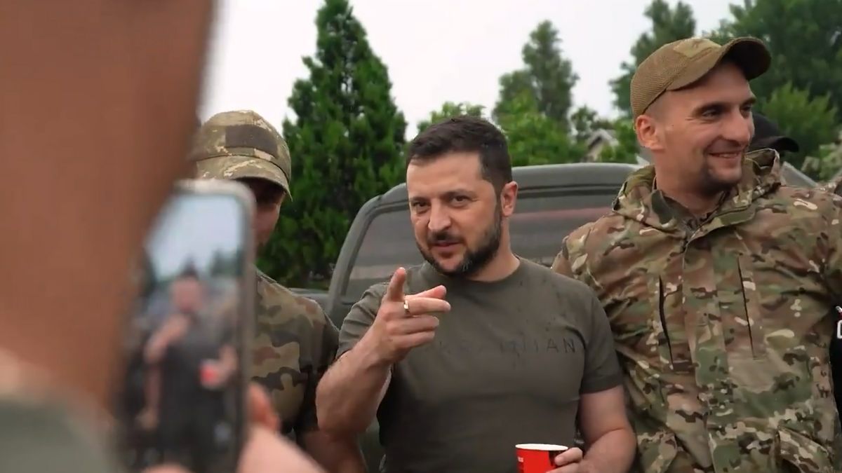 Prezydent Wołodymyr Zełenski zaskoczył żołnierzy na stacji benzynowej 