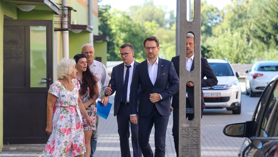 Minister Waldemar Buda (w centrum zdjęcia) przedstawił w środę w Zgierzu nowe rozwiązania ws. byłych mieszkań pracowniczych