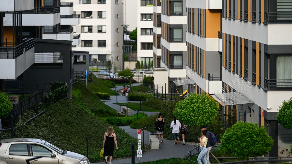 Poland with EU's highest increase in house prices
KRAKOW, POLAND - MAY 02: People walk on a newly build housing complex on the north part of the city in Krakow, Poland on May 02, 2024. Poland recorded the EU's largest increase in house prices in the final quarter of 2023. Prices went up 13% the previous year and 4.8% on the previous quarter, Eurostat data show. Across the EU as a whole, prices remained mainly flat. (Photo by Omar Marques/Anadolu via Getty Images)
Anadolu
apartments, construction, eu, flats, housing, inflation