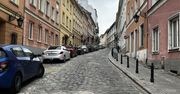 Warszawa: Klimatyczna ulica. Kolorowe kamienice i ślady z przeszłości