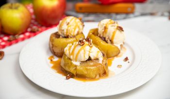 Natnij jabłka w ten sposób i zalej marynatą. Ten deser z grilla to absolutny hit