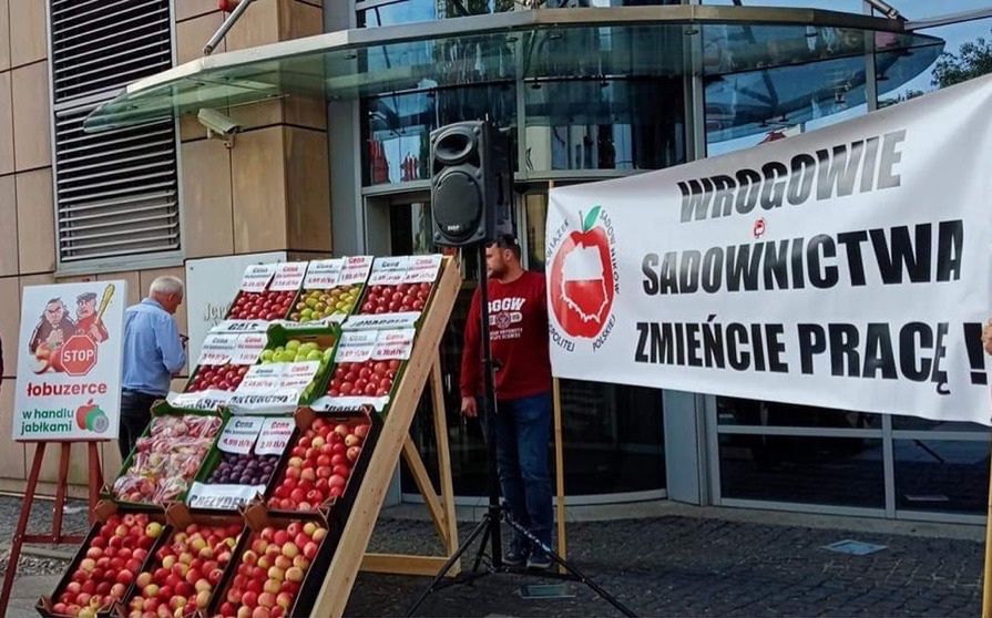 Sadownicy idą na wojnę z Biedronką. Grożą blokowaniem zaopatrzenia do sklepów