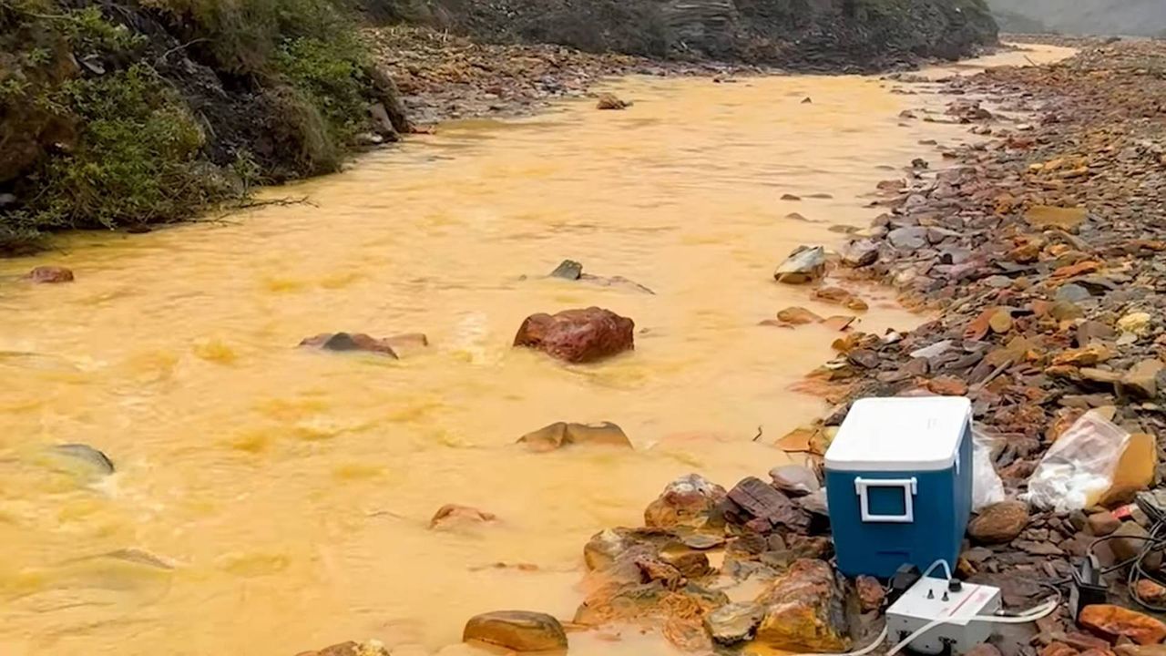 Alaska's clear rivers turn orange. The causes hints at global warming