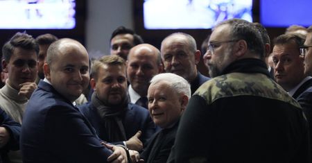 "Staliśmy się żywymi tarczami". Pracownicy TVP mówią o atmosferze w budynku
