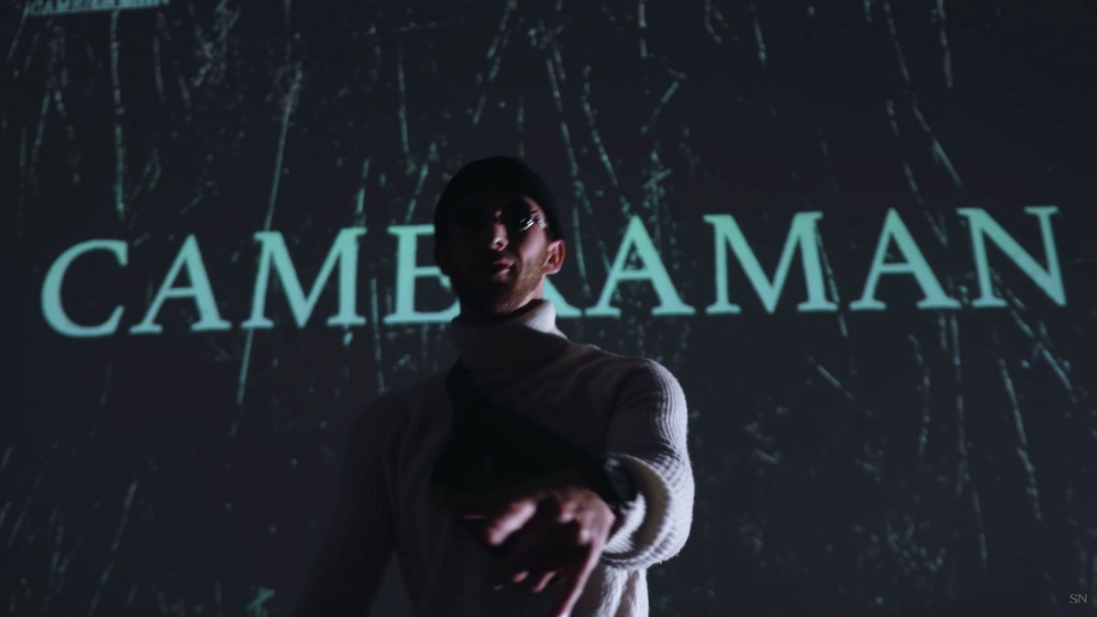 Podryw "na fotografa z Insta" w komicznym wydaniu. Ten filmowiec wyśmiał obecną modę 1