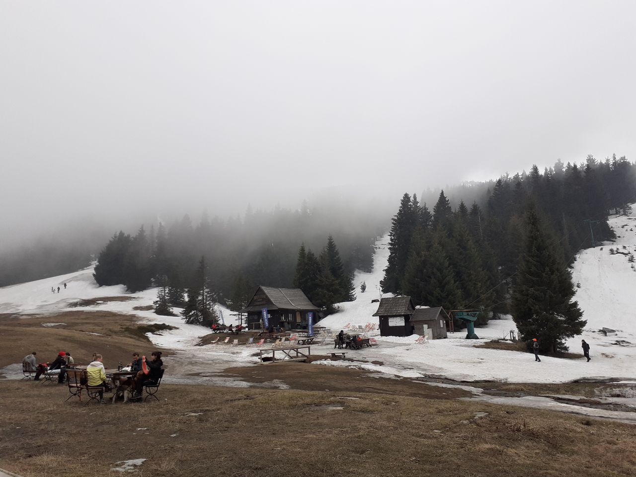 Beskidy. W górach wciąż sporo śniegu. Warunki na szlakach trudne