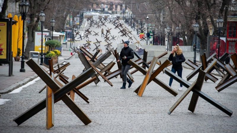 У березні минулого року у місті встановили протитанкові загородження