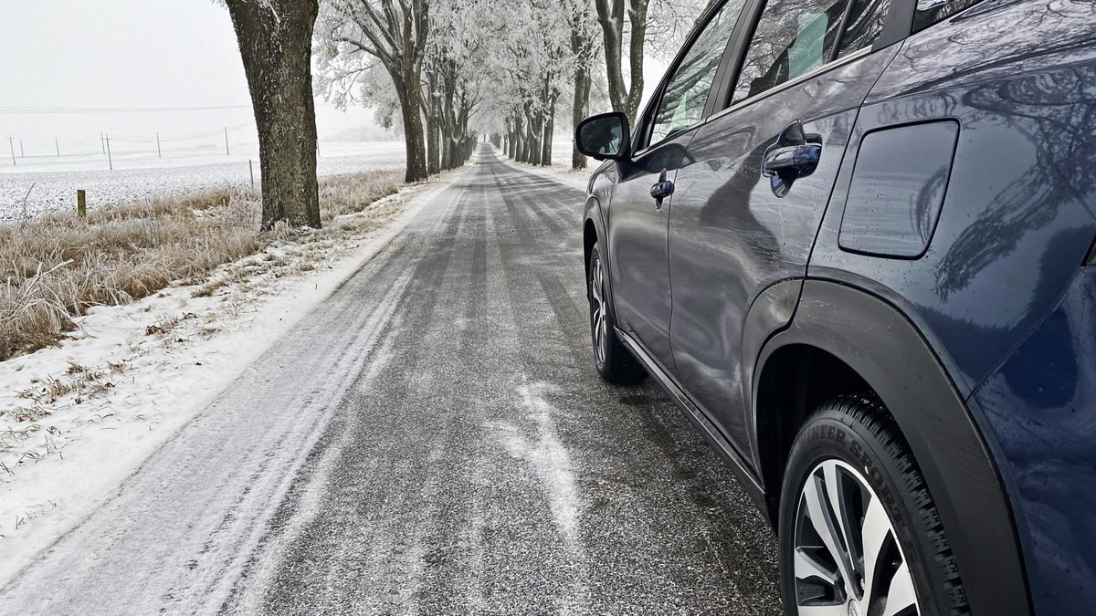 Czarny lód może być przysypany delikatną warstwą śniegu. Szczególnie ślisko jest na wąskich drogach z drzewami na poboczu. 