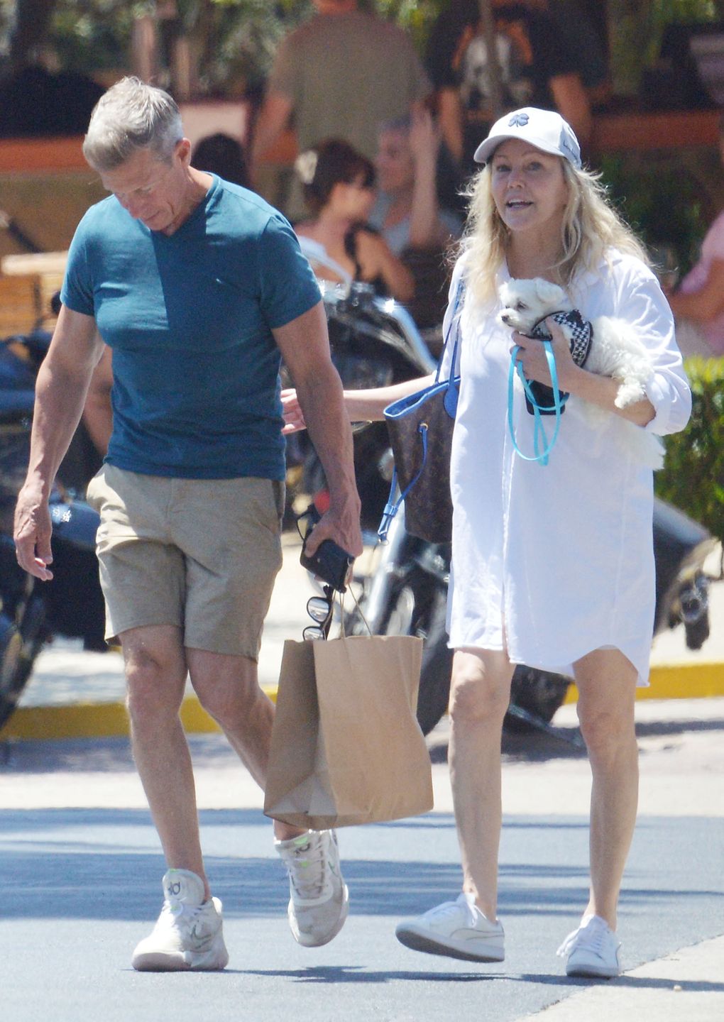 Heather Locklear na spacerze z narzeczonym i nowym pieskiem