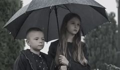 Rodzinny dramat po upadku z drabiny w spocie z kampanii „Zacznij myśleć” (wideo)