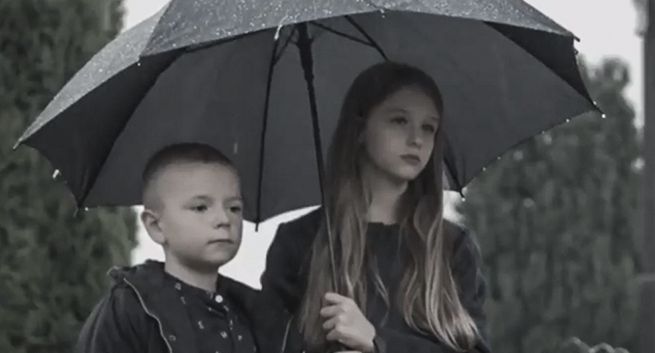 Rodzinny dramat po upadku z drabiny w spocie z kampanii „Zacznij myśleć” (wideo)