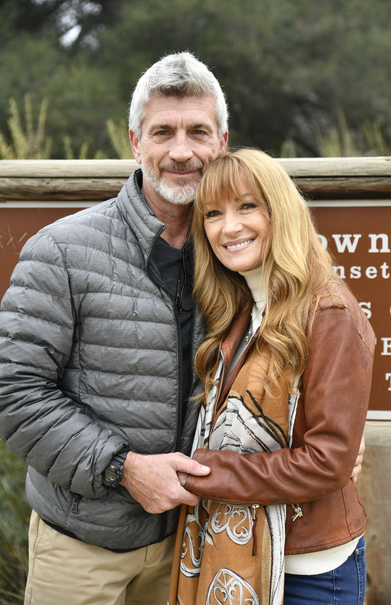 Jane Seymour poses with Joe Lando. This is how they look today.