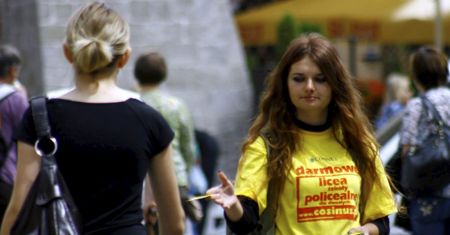 Dziecko dorabiało w wakacje? Rodzice muszą pamiętać o ważnym obowiązku. Chodzi o ubezpieczenie zdrowotne i NFZ.
