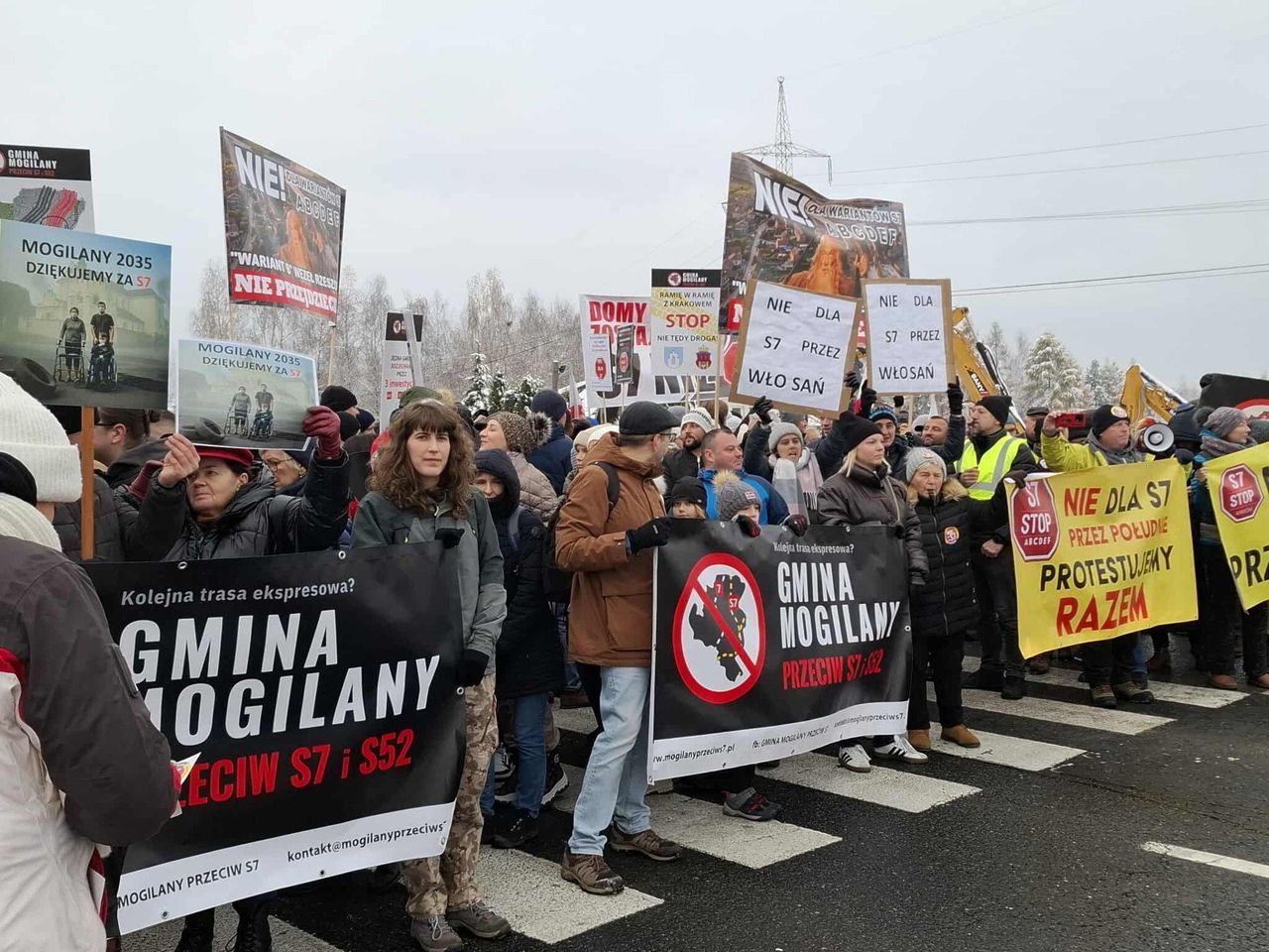 Mogliany: Protest! Blokują zakopiankę. W gminie planowana jest nowa trasa S7 i kolej Kraków - Myślenice. "Mamy być węzłem dla całego kraju?"