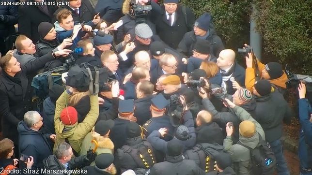 Przepychanki przed Sejmem