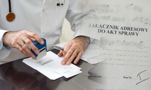 145 nielegalnych L4. Lekarz i jego współpracownik z zarzutami