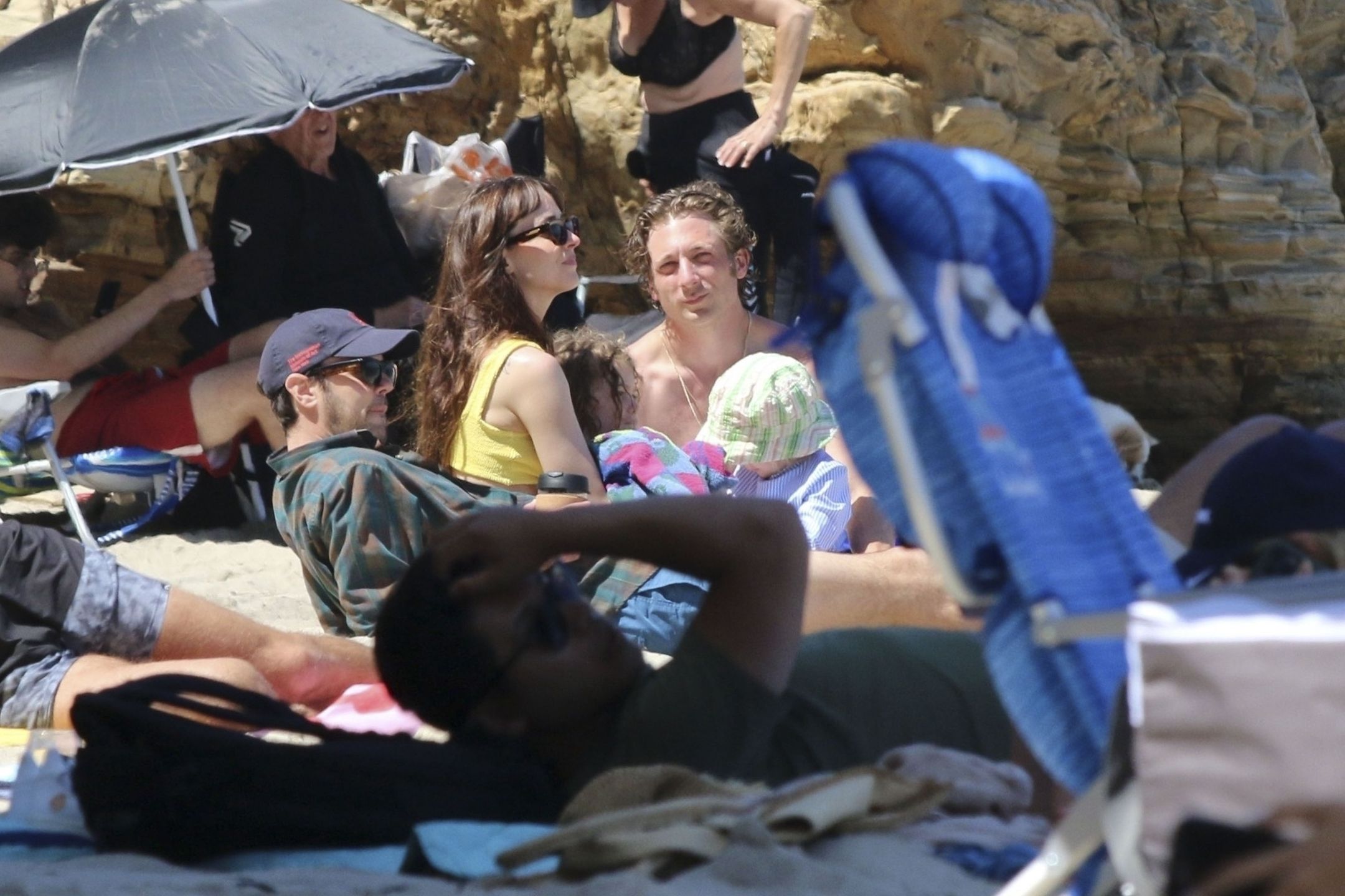 Dakota Johnson i Jeremy Allen White wypoczywają na plaży w Malibu