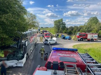 Poważne zderzenie autokaru i trzech osobówek. Jeden pojazd dachował. Trzy osoby ranne. Droga zablokowana