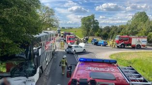 Poważne zderzenie autokaru i trzech osobówek. Jeden pojazd dachował. Trzy osoby ranne. Droga zablokowana