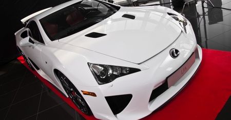 Lexus na modelowym rozdrożu