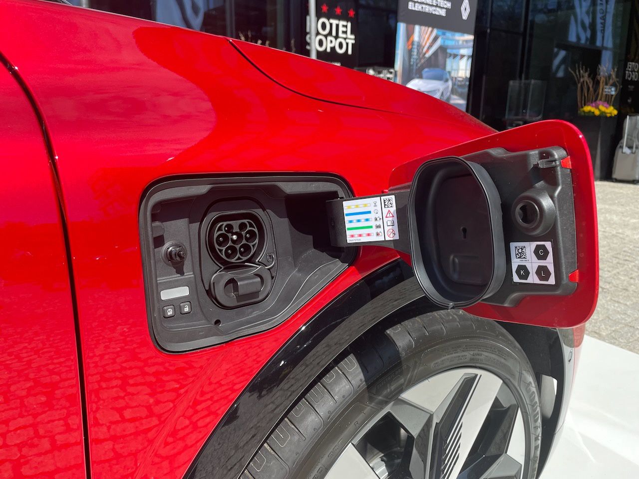 Renault Megane E-Tech wyposażone jest w złącze CCS/Type2