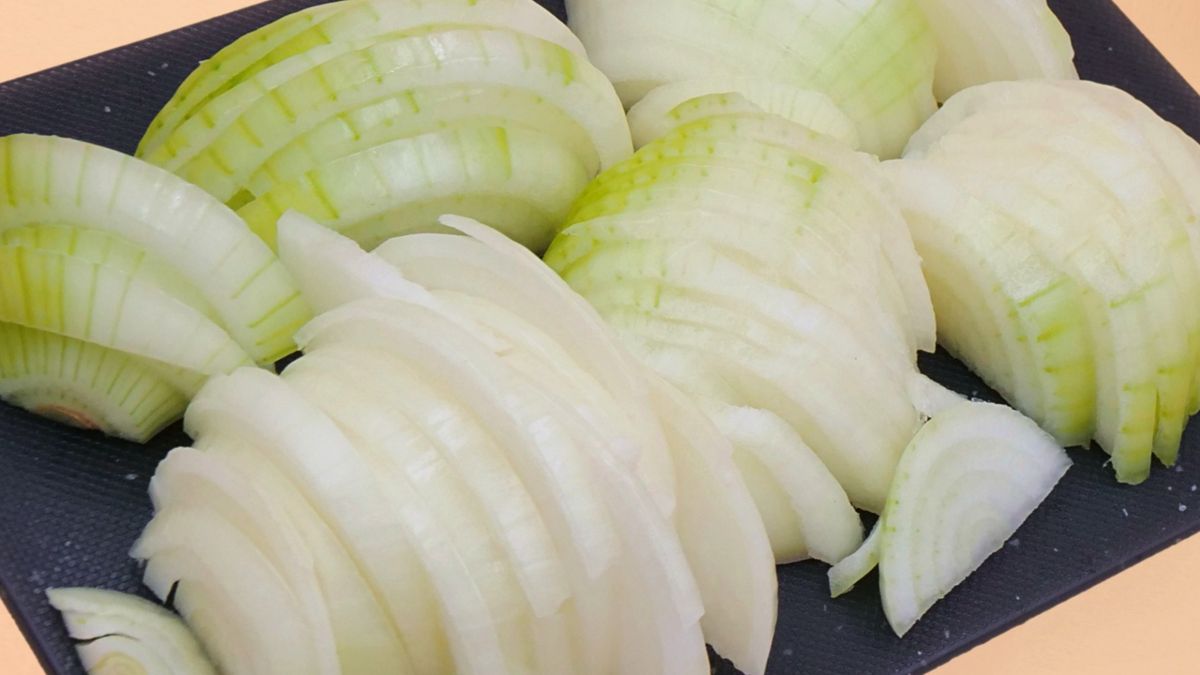 Jak kroić cebulę żeby nie płakać? Triki, które naprawdę działają