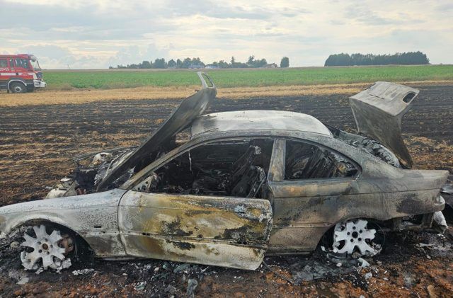 Niebezpieczne żniwa na terenie powiatu zamojskiego. Spłonął samochód, kierowca z poparzeniami (zdjęcia)