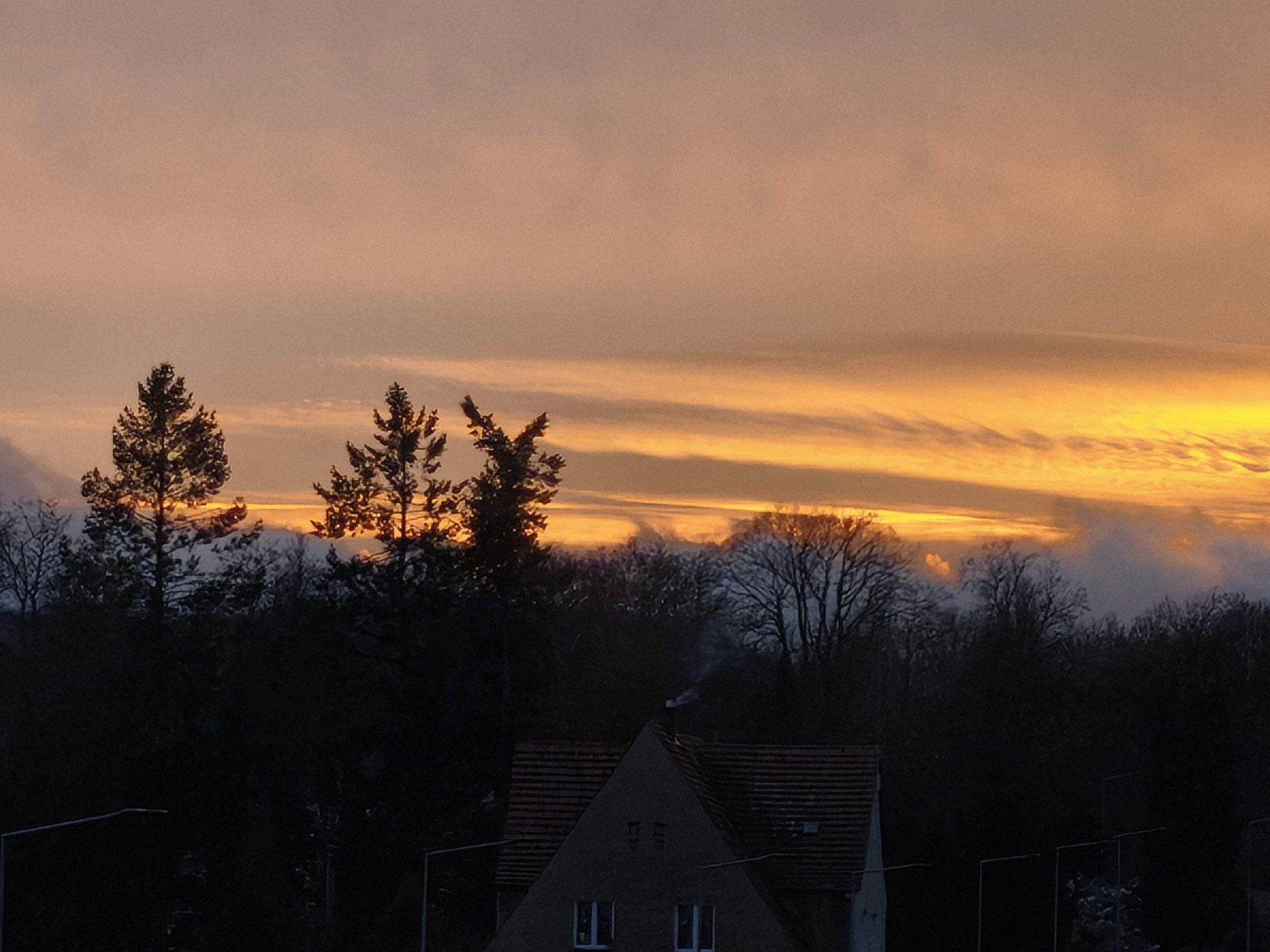 Stranger Things? Nie, to niesamowite wieczorne niebo nad Dolnym Śląskiem