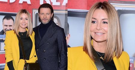 Uradowana Rozenek w żółtym komplecie i elegancki Radosław pozują na premierze spektaklu (FOTO)