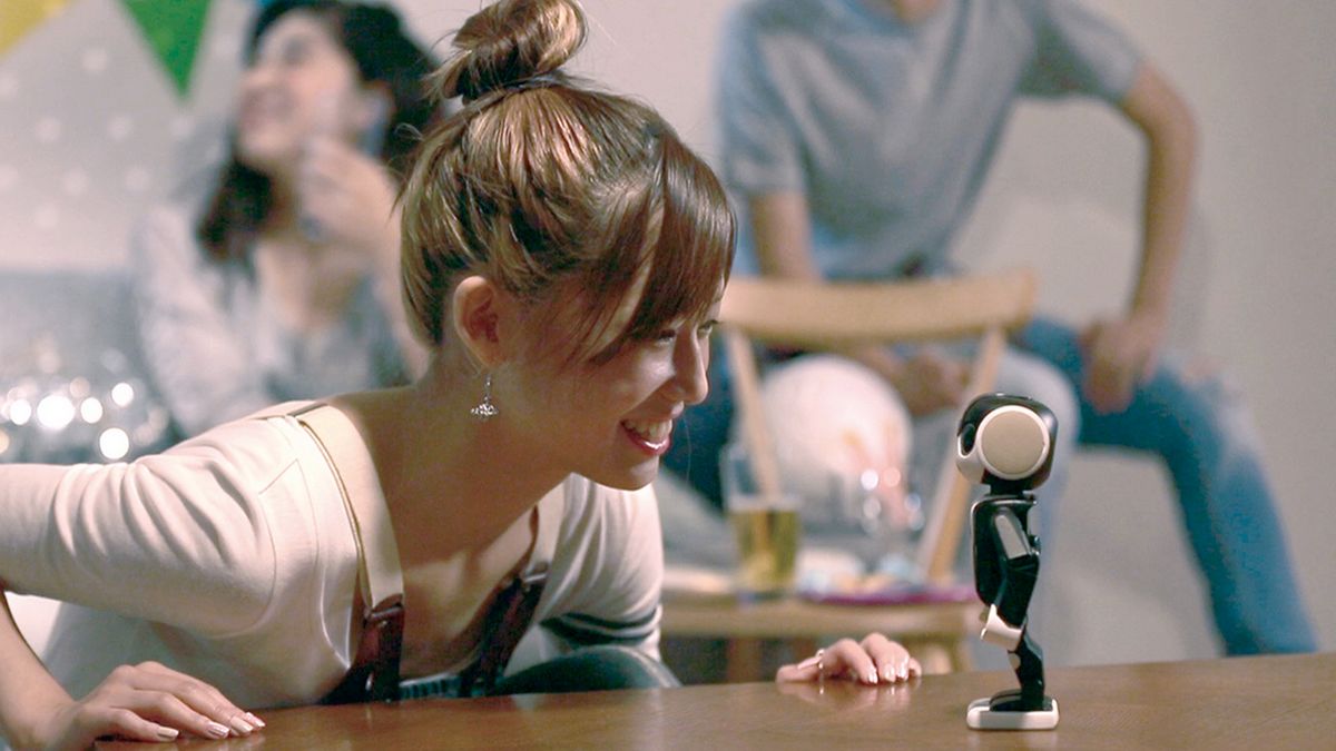 Sharp RoBoHoN, czyli pół robot, pół smartfon. Czegoś takiego jeszcze nie było 1