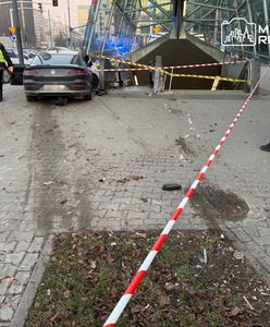 Staranował samochodem wejście do metra w Warszawie