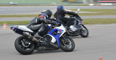 Każdy motocyklista powinien pojechać na tor. Suzuki Moto Szkoła to idealna okazja