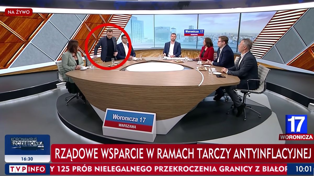 Dariusz Joński wychodzi ze studia TVP Info 