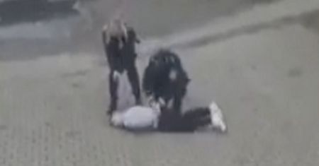 Policjantka kopnęła leżącego. Później przyłożyła mu pistolet do głowy