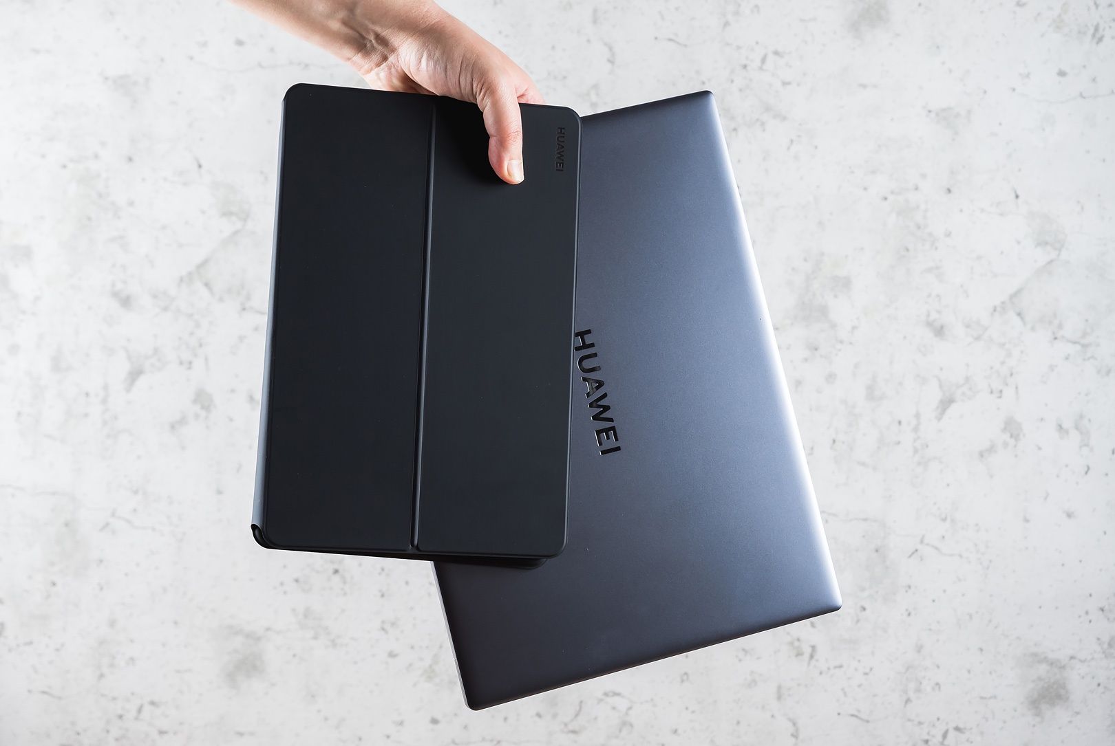 Huawei Matebook 16 i Matebook E w dłoni