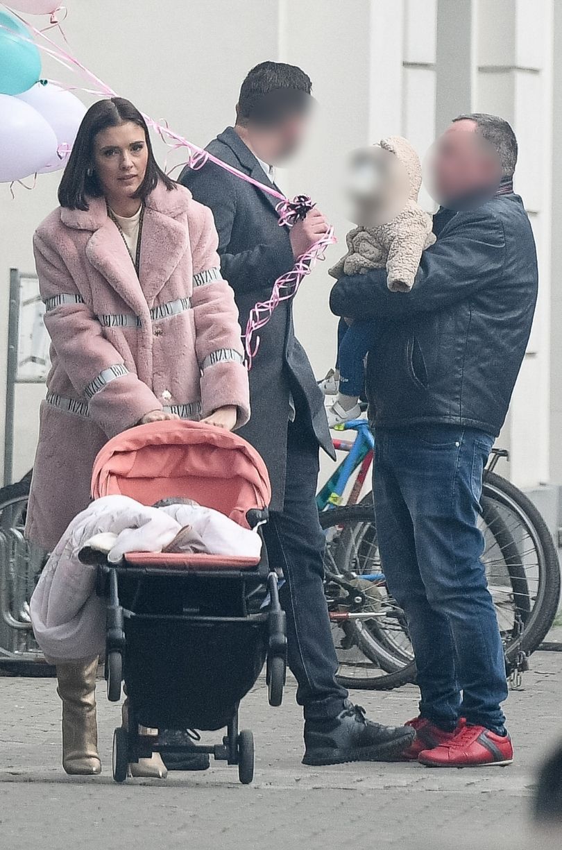 Klaudia Halejcio z mężem i córką opuszcza rodzinną imprezę