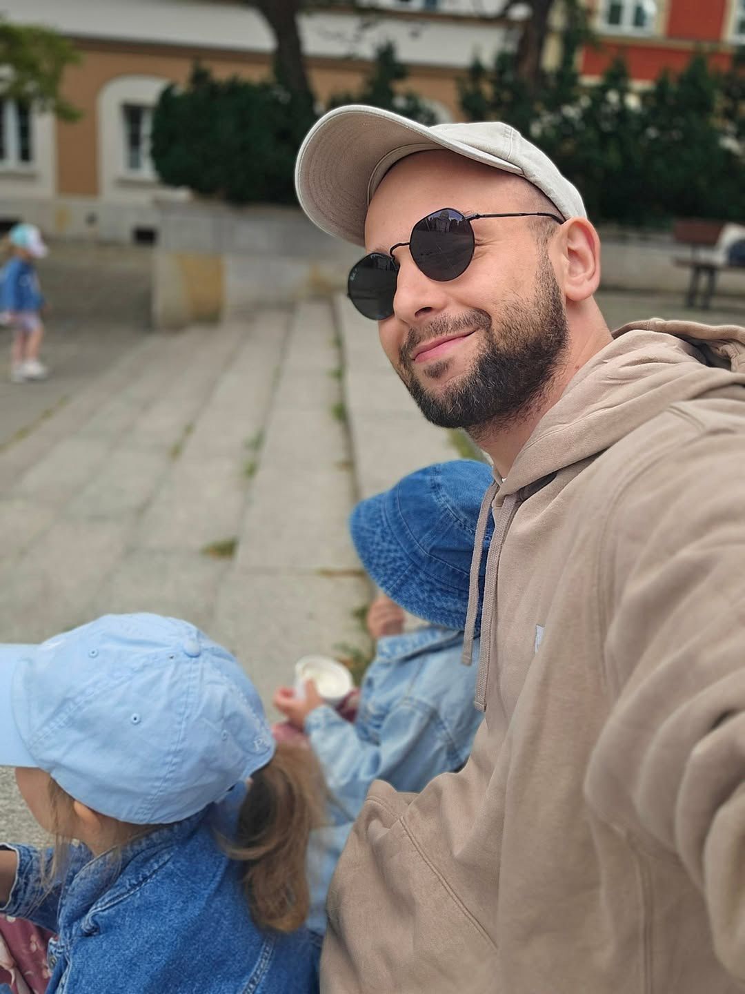 Maciej Pela z dziećmi