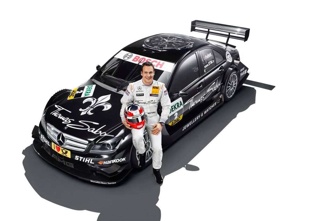 Gary Paffett przy swoim bolidzie pomalowanym w barwy Thomas Sabo / fot.: blog.mercedes-benz-passion.com