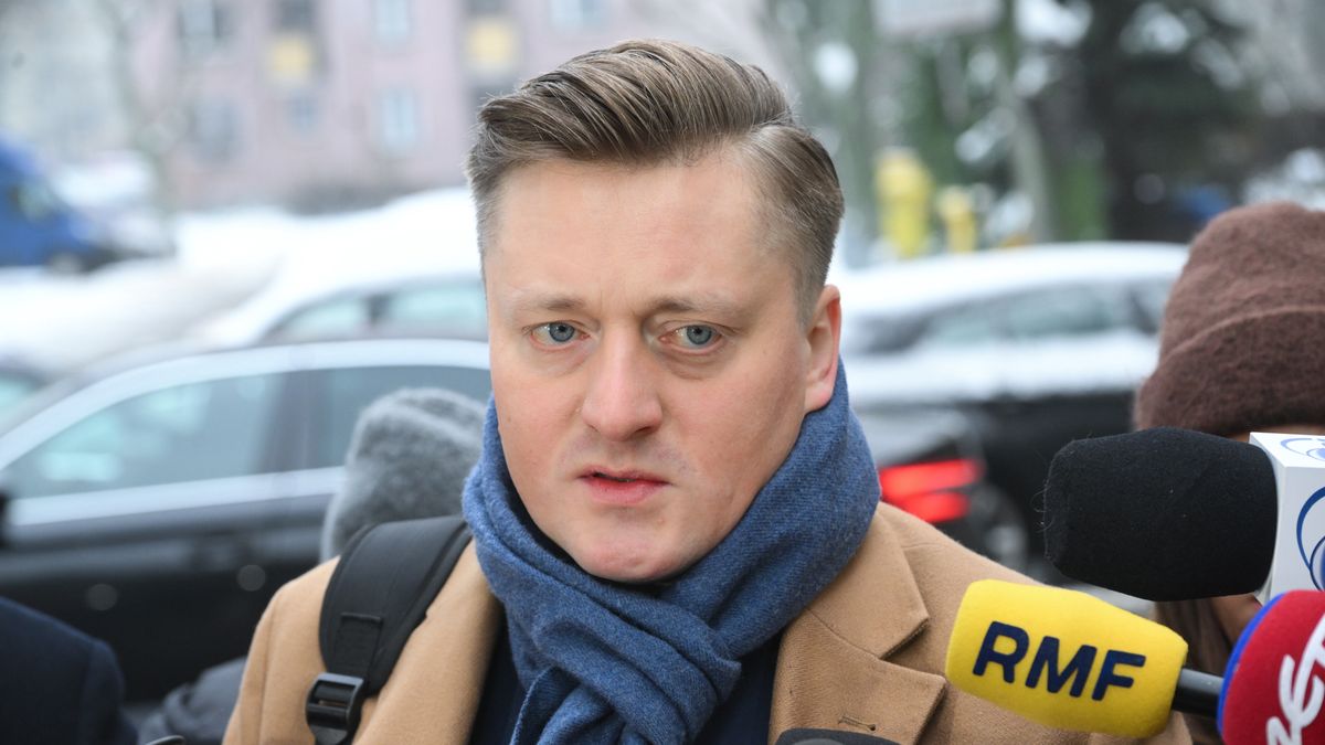 Warszawa, 15.01.2026. Obrońca Zbigniewa Ziobry Bartosz Lewandowski przed posiedzeniem aresztowym w Sądzie Rejonowym dla Warszawy-Mokotowa, 15 bm. Sąd odroczył poprzednie posiedzenie ws. wniosku prokuratury o tymczasowy areszt dla byłego ministra sprawiedliwości, posła PiS Zbigniewa Ziobry. O odroczenie wnioskowali pełnomocnicy Zbigniewa Ziobry. Powodem było niedołączenie materiałów niejawnych do wniosku prokuratury. Prokuratura chce postawić Ziobrze łącznie 26 zarzutów w śledztwie dotyczącym nieprawidłowości w Funduszu Sprawiedliwości. (sko) PAP/Radek Pietruszka