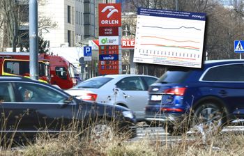 Polacy odporni na kryzys naftowy? Na paliwo wydaliśmy najmniej od blisko dekady [ANALIZA]